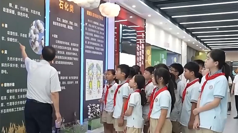 朴灿烈模仿向佐摸鼻梁动作