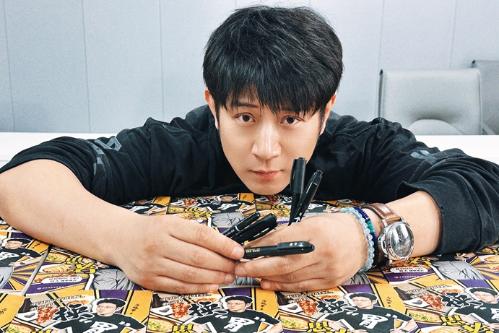 吴镇宇晒费曼王嘉尔合照