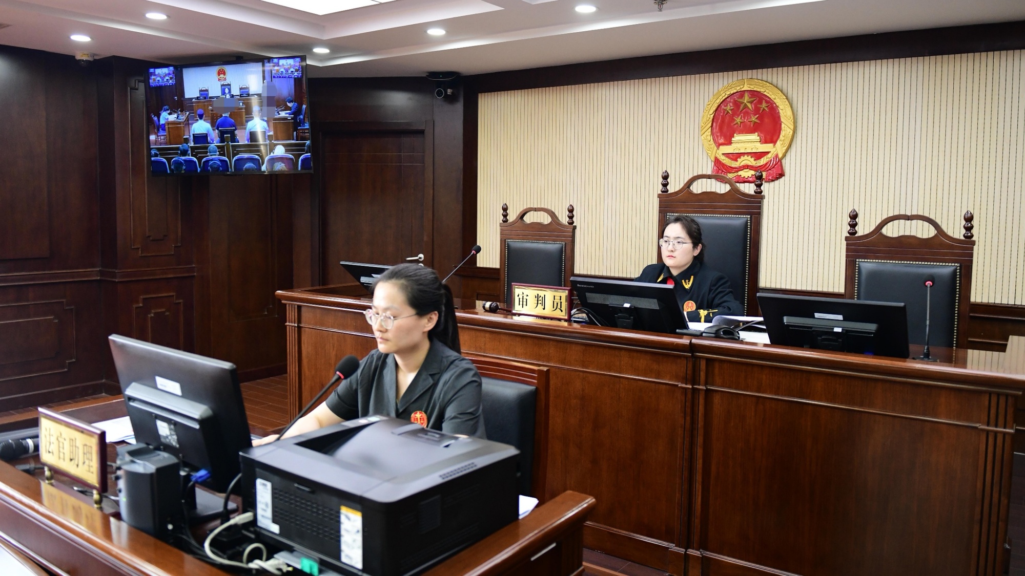 上海爷叔现身被大量股民围观
