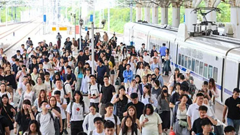 上海爷叔现身被大量股民围观